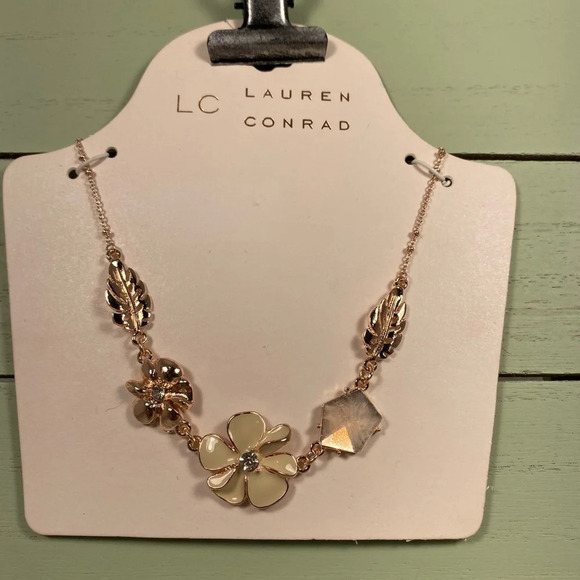 🆕 LC Lauren Conrad Gold Leaf & Flower Necklace - Picture 4 of 5